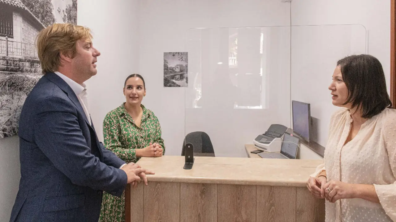 El alcalde de Reocín, Pablo Diestro, en la nueva Oficina de Atención al Consumidor