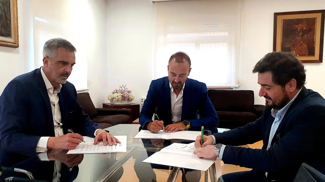 Firma del protocolo para crear una red de puntos de recarga para veh&iacute;culos el&eacute;ctricos en Torrelavega