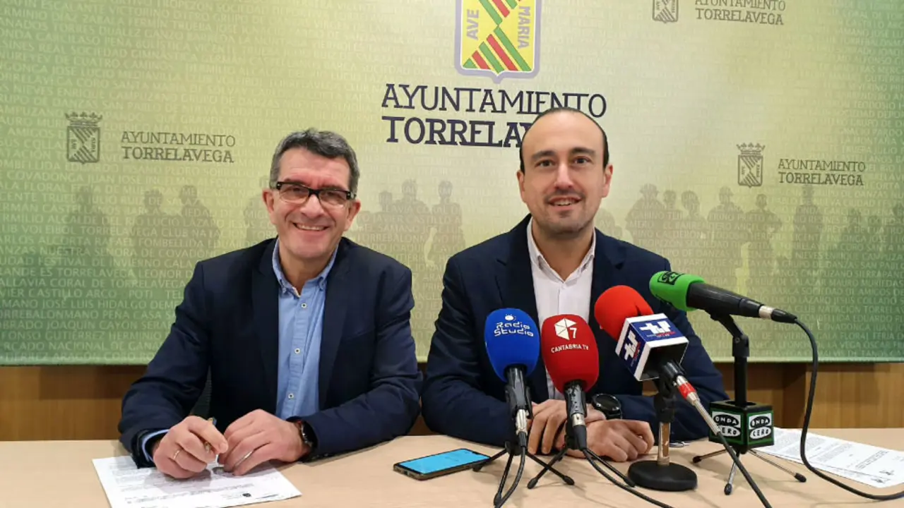 El alcalde de Torrelavega, Javier López Estrada, y el concejal de Hacienda, Pedro Pérez Noriega