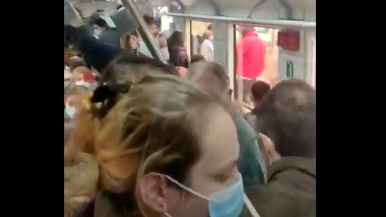 As&iacute; viajaba uno de los trenes este mi&eacute;rcoles