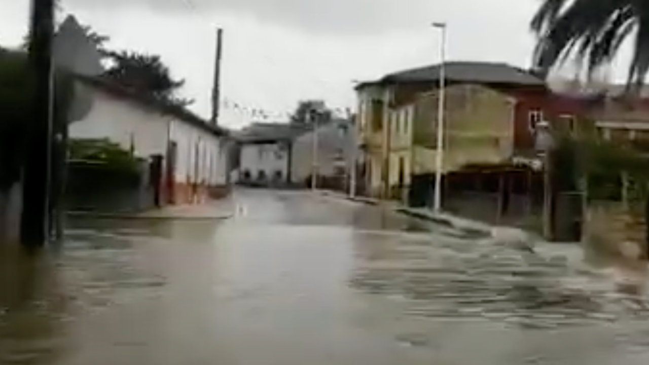 Las fuertes lluvias llenan de balsas las calles de Meruelo