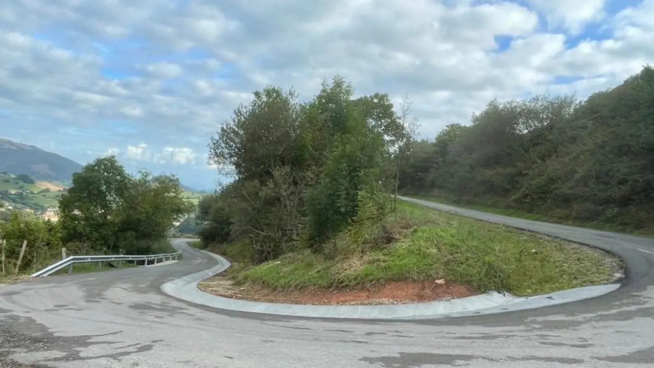 Carretera de acceso a Picos de Busampiro