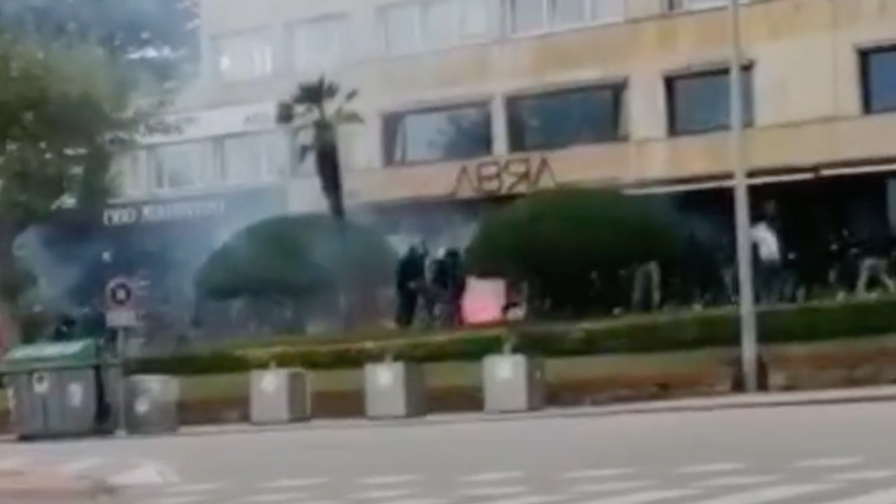 Brutal pelea entre aficionados de Racing y M&aacute;laga que destrozan un local en El Sardinero
