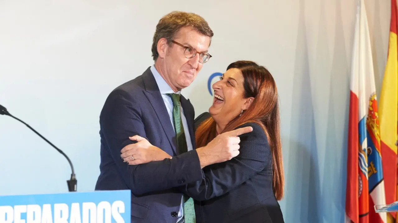 El candidato a la Presidencia del PP, Alberto Núñez Feijoo, y la presidenta del PP de Cantabria, María José Sáenz de Buruaga