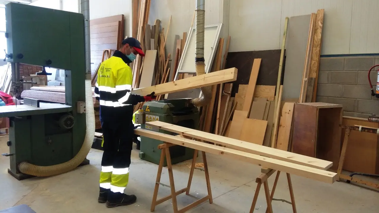 Imagen de archivo de uno de los j&oacute;venes participantes en un programa de empleo en Pi&eacute;lagos