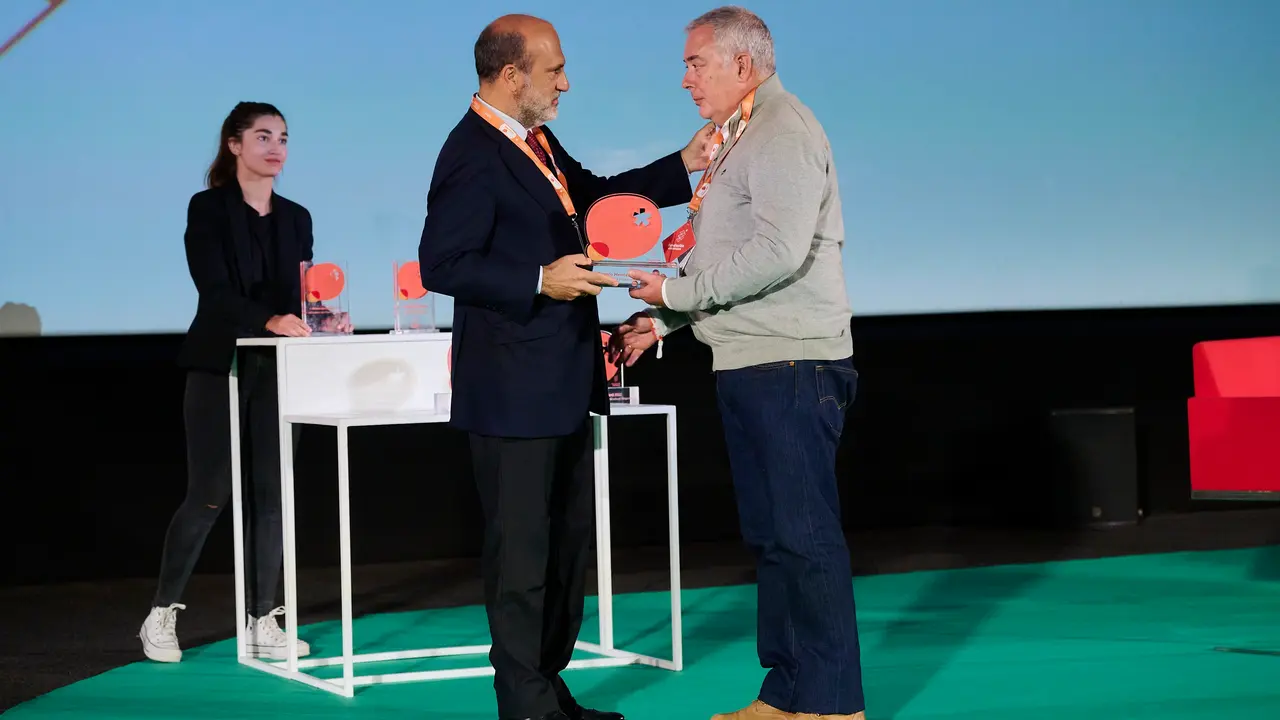 El profesor del Colegio La Paz Eusebio Balb&aacute;s recoge el Premio Mentes AMI