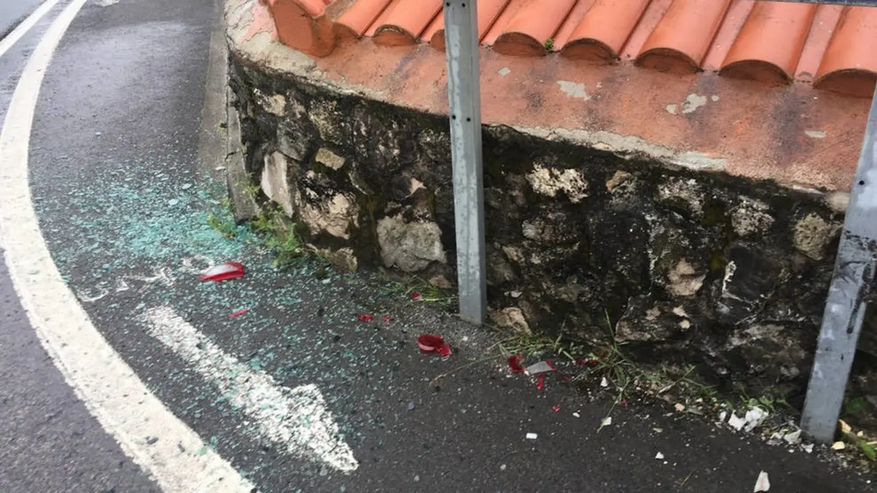 Cristales habituales y otros restos de accidentes de coches que se empotran contra casas, en el tramo de la CA-231