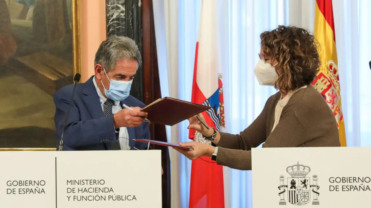 La ministra de Hacienda y Función Pública, María Jesús Montero y el presidente del Gobierno de Cantabria, Miguel Ángel Revilla