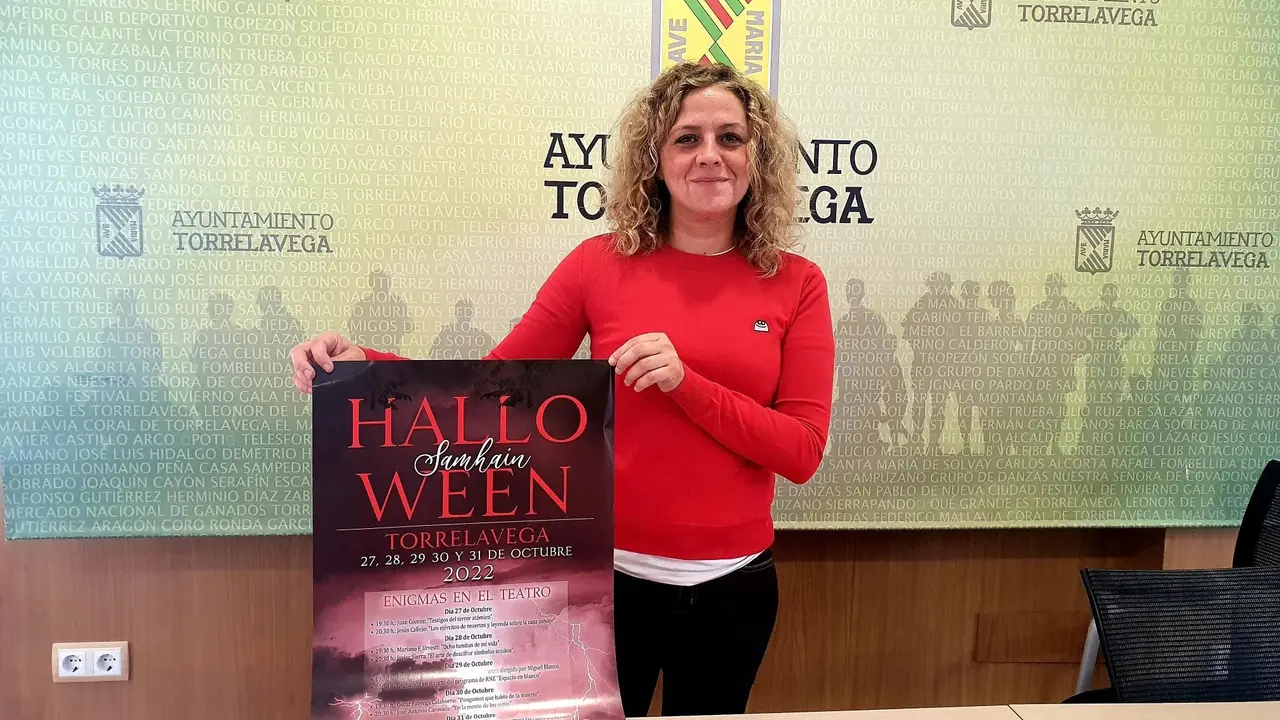 La concejala Patricia Portilla con el cartel de Halloween