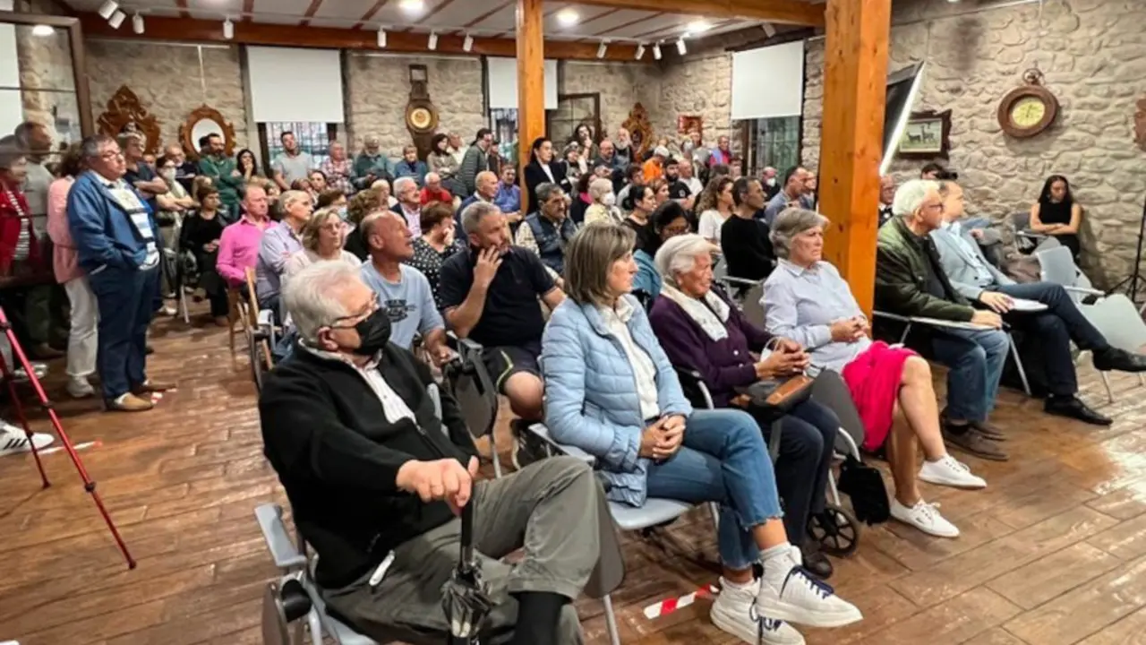 Vecinos asistentes a la reunión