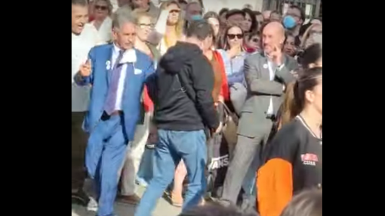 Revilla baila al puro estilo Rosal&iacute;a durante un acto en el D&iacute;a Mundial de la Salud Mental