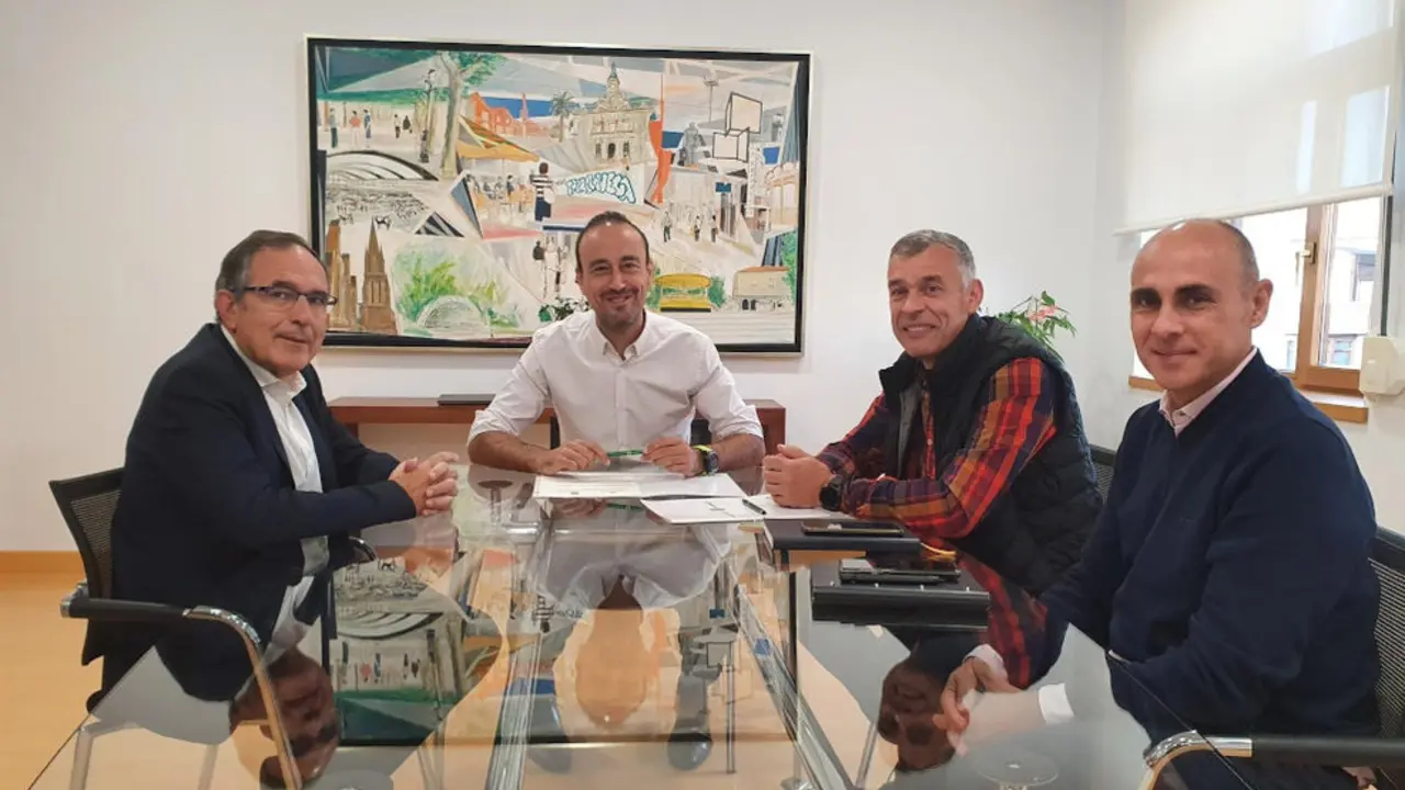 El alcalde de Torrelavega, Javier López Estrada, y el alcalde pedáneo de Viérnoles, Eduardo Trueba, firman el convenio