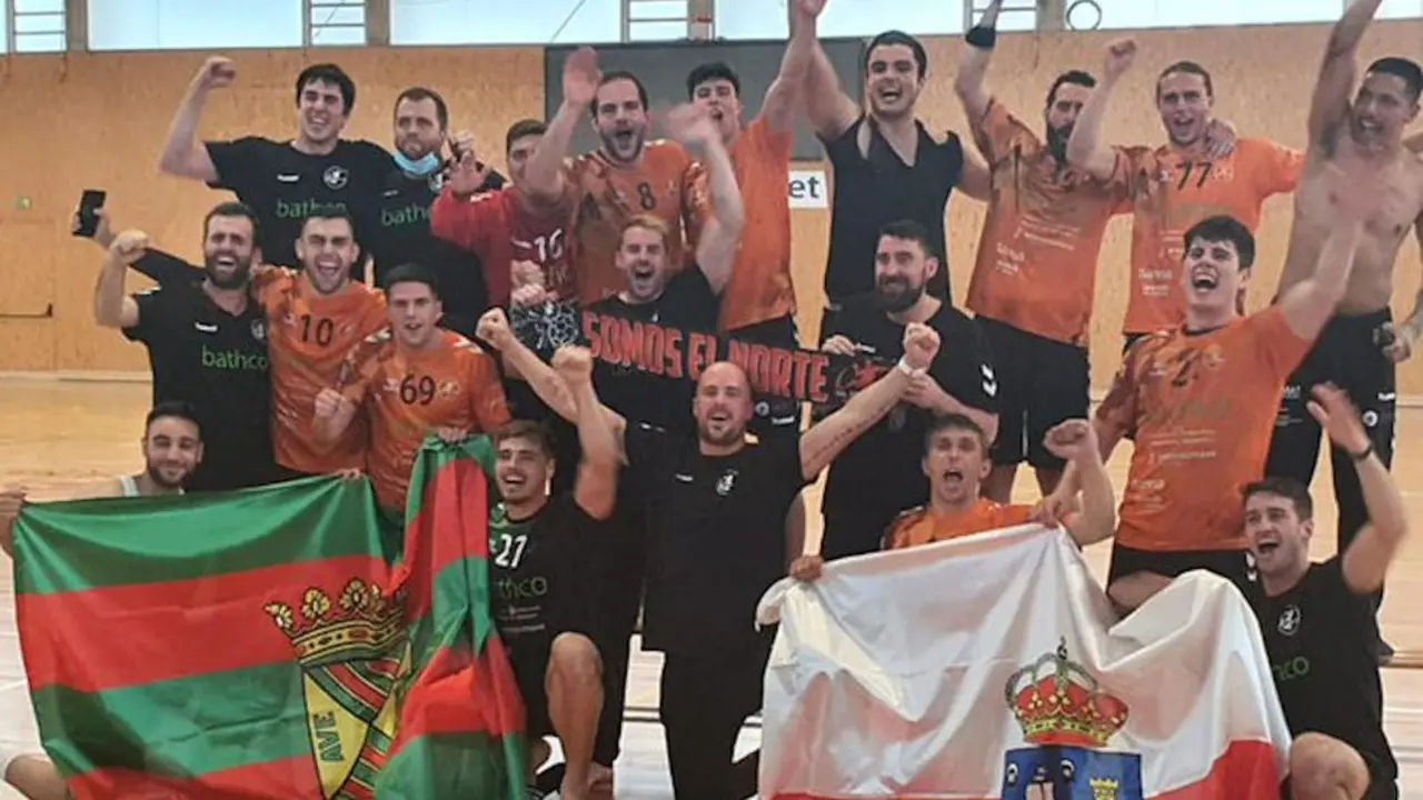El BM Torrelavega celebra el ascenso a ASOBAL en 2021