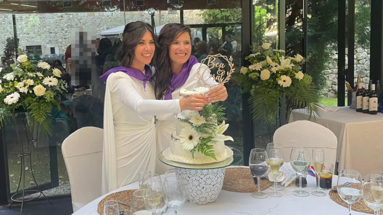 Coral y Bea celebrando su enlace