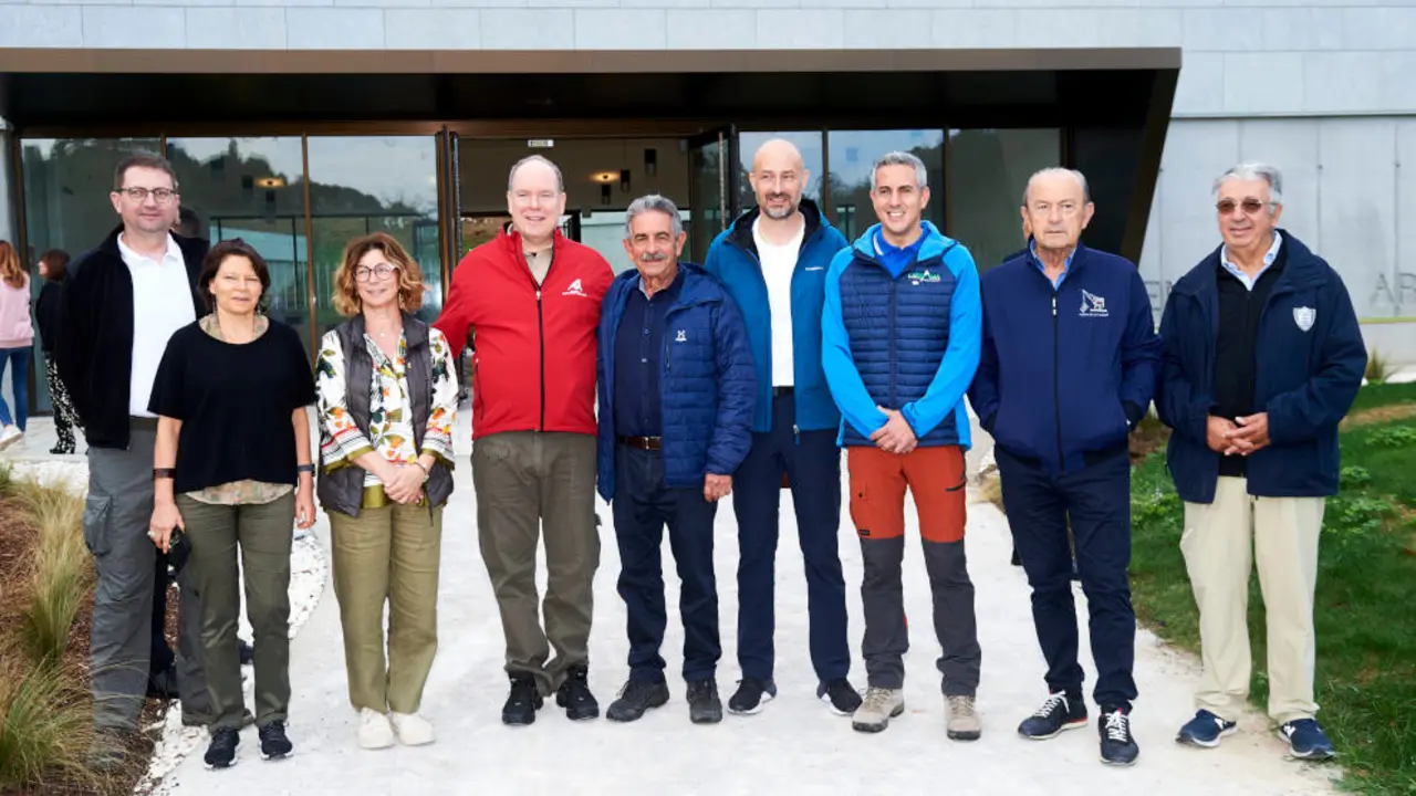 El Príncipe de Mónaco, Alberto II, con el presidente de Cantabria, Miguel Ángel Revilla, en su visita al futuro Centro de Interpretación del Arte Rupestre de Cantabria