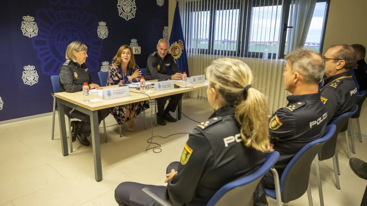 La consejera de Presidencia, Paula Fern&aacute;ndez; la jefa superior de Polic&iacute;a de Cantabria, Carmen Mart&iacute;nez; y el jefe de Operaciones, Miguel &Aacute;ngel Ramos, abren las jornadas de formaci&oacute;n destinada a polic&iacute;as locales sobre bandas urbanas
