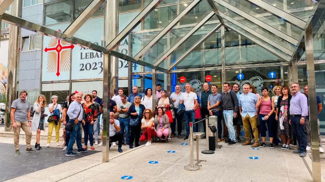 Concentración de los sindicatos UGT, CCOO, CSIF y SIEP ante la sede del Gobierno de Cantabria