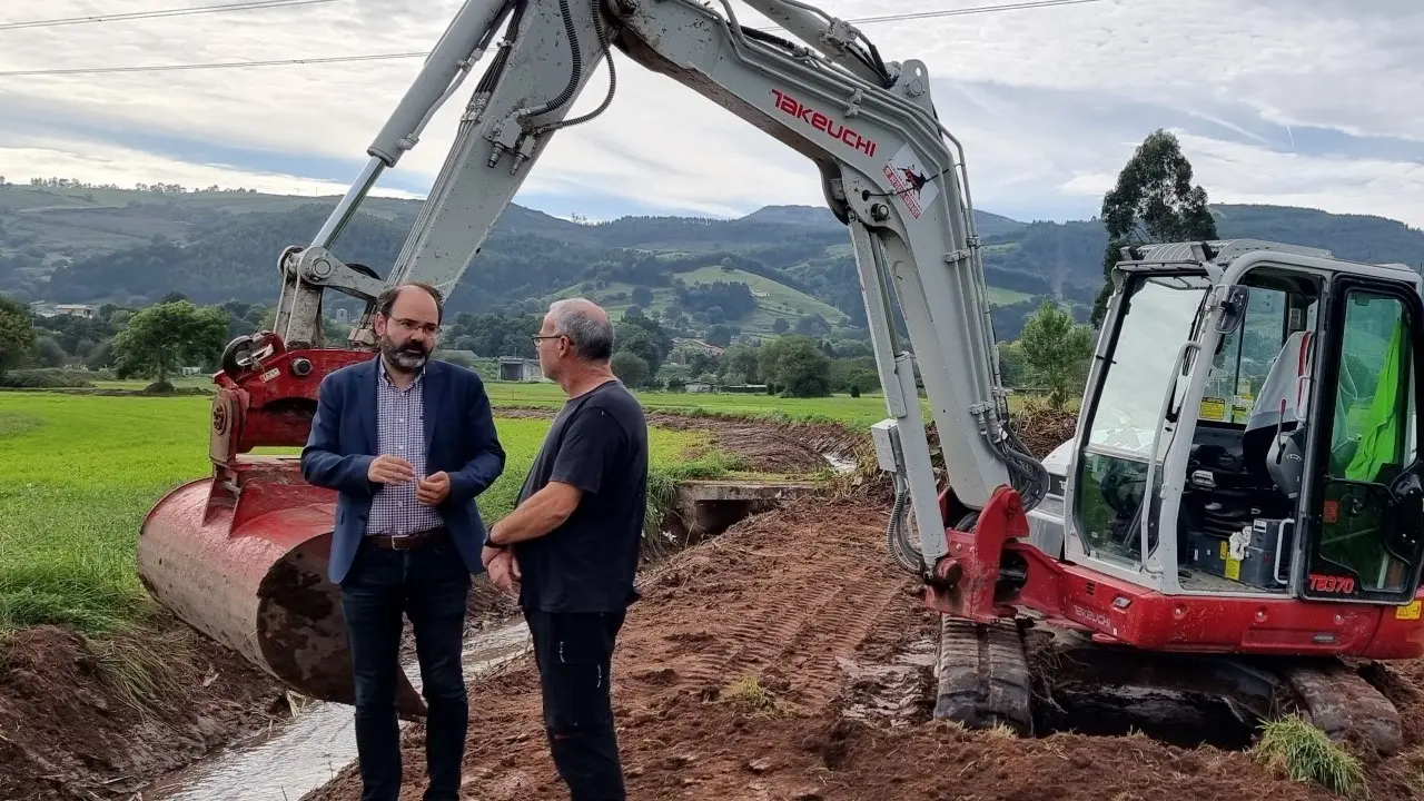 El concejal de Medio Ambiente de Torrelavega, Jos&eacute; Luis Urraca, presencia los primeros trabajos de limpieza de los arroyos del municipio. Foto| Archivo