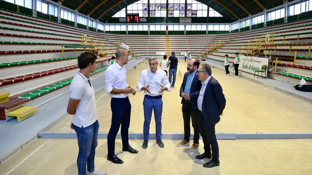 El vicepresidente del Gobierno de Cantabria, Pablo Zuloaga (PSOE), en la bolera Severino Prieto de Torrelavega