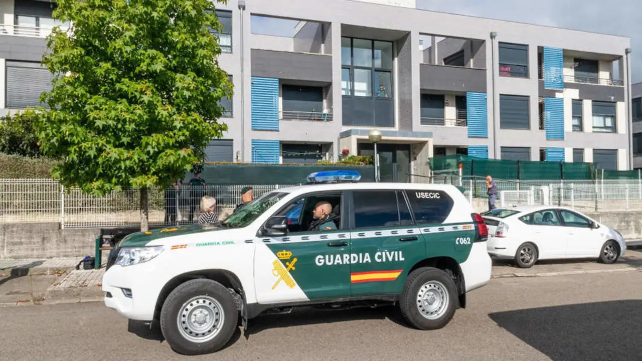 Guardia Civil en la urbanización okupada de Requejada
