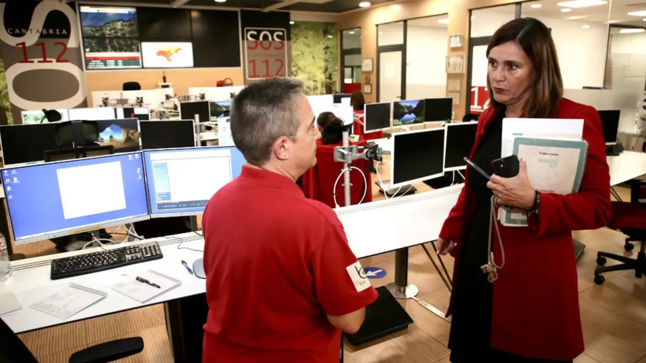 La consejera de Presidencia, Interior, Justicia y Acción Exterior, Paula Fernández, en una reciente visita al Centro de Emergencias 112 Cantabria