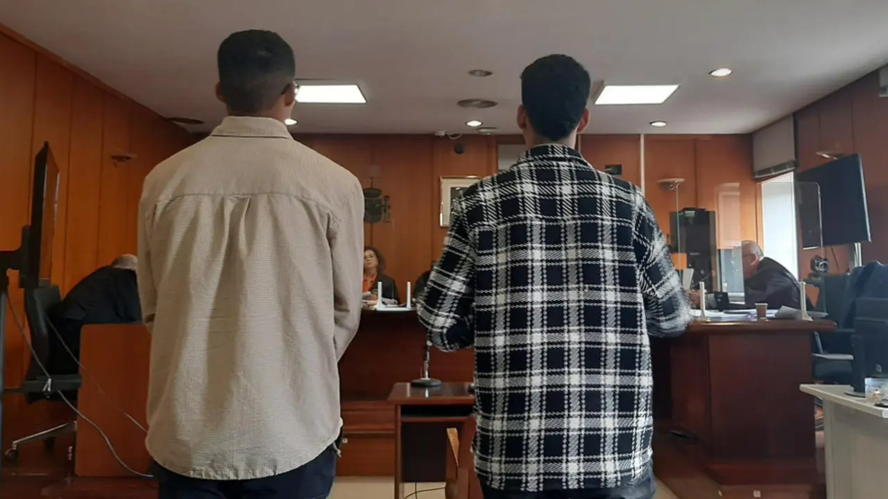 Los dos acusados de violar a una mujer, abuseltos por la Audiencia, durante el juicio celebrado el pasado mes de septiembre