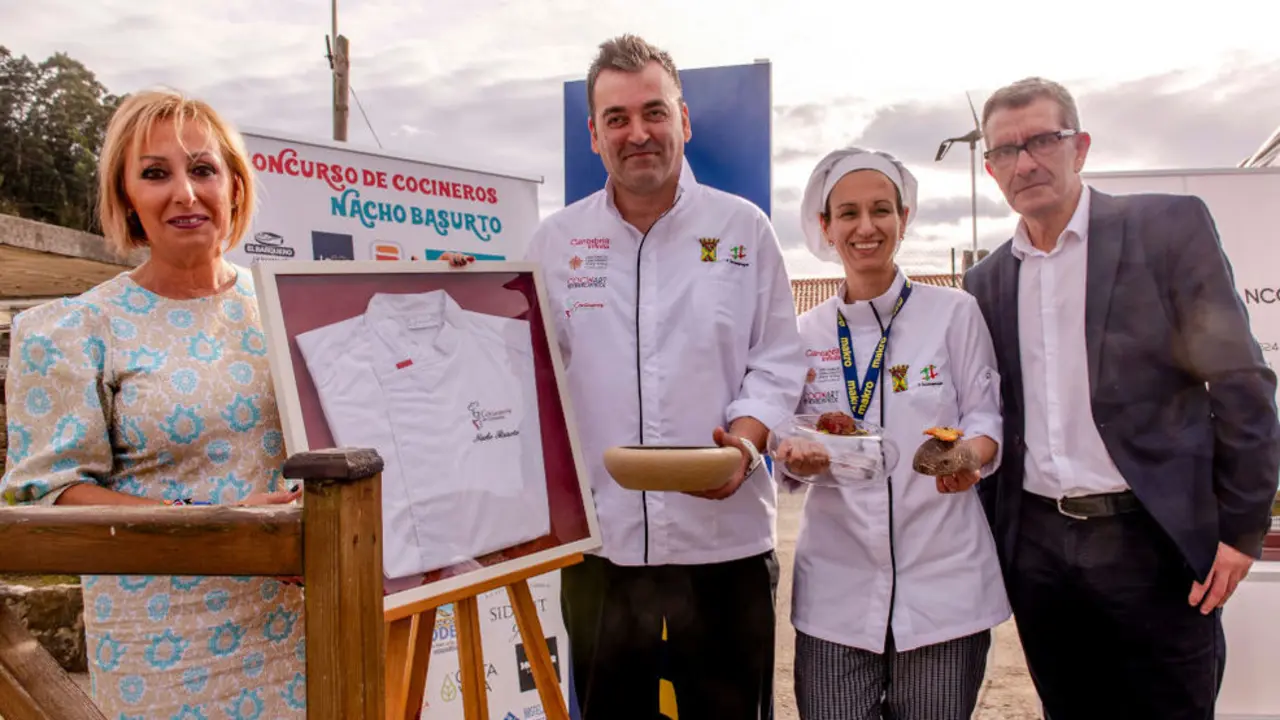 Borja Moncalvillo (c), su ayudante y los concejales Pedro Pérez Noriega y Jezabel Tazón