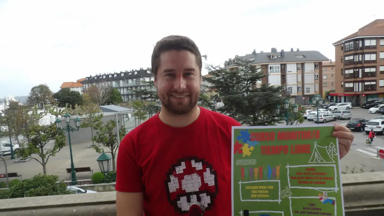 El concejal Fran Gascón con el cartel del curso de monitor de tiempo libre