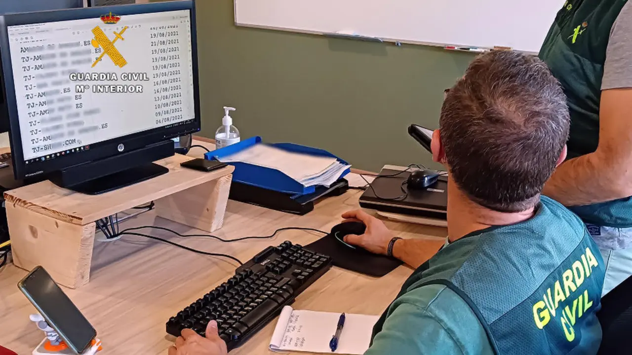 Agente de la Guardia Civil frente a un ordenador