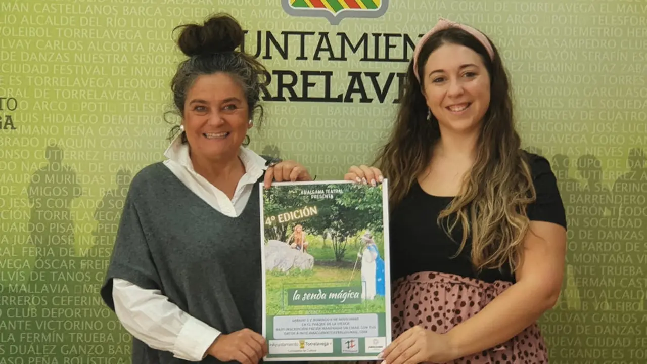 La concejala de Cultura de Torrelavega, Esther Vélez, y la directora de Amalgama Teatral, Aroa Gómez, presentan 'La senda mágica'