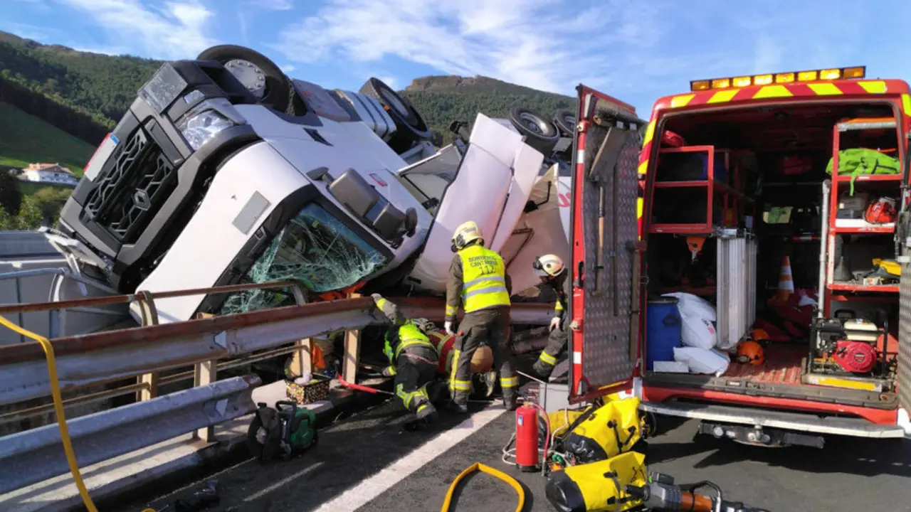 Imagen del camión volcado