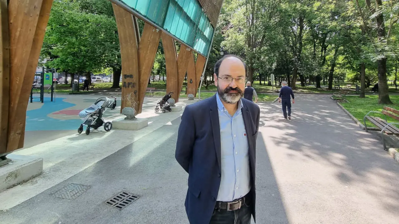 El concejal José Luis Urraca en el parque Manuel Barquín