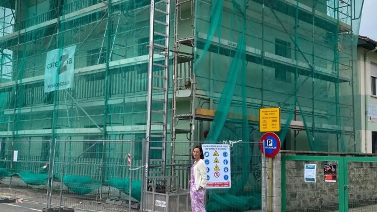 La portavoz del Grupo Popular en el Ayuntamiento de Torrelavega, Marta Fernández-Teijeiro, junto a las obras del Centro Cívico de Sierrapando