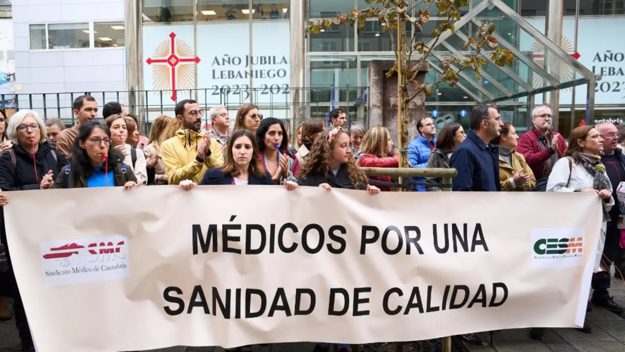 Concentración de médicos de Atención Primaria ante la sede del Gobierno de Cantabria