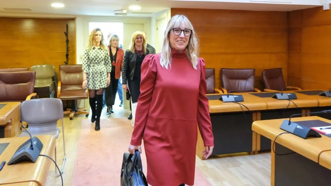 La consejera de Empleo y Políticas Sociales, Eugenia Gómez de Diego, informa en la Comisión de Economía y Hacienda del Parlamento regional de los presupuestos de su departamento para 2023