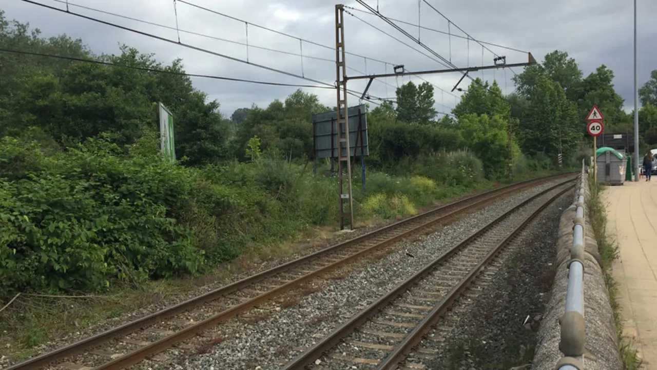 Vías del tren a su paso entre Torrelavega y Barreda
