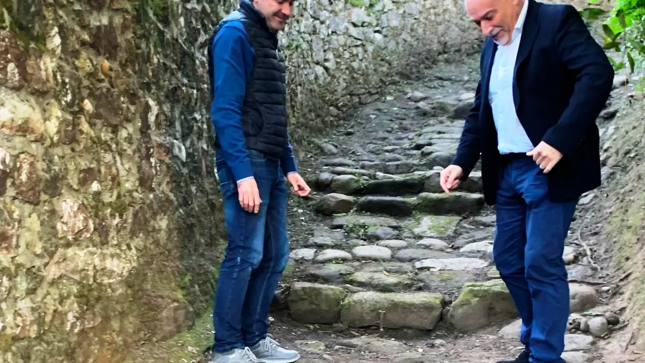 El concejal de Urbanismo, Alfredo Rodr&iacute;guez Otero, visita las obras de recuperaci&oacute;n de la antigua calzada de piedra de Barcenilla
AYUNTAMIENTO DE PI&Eacute;LAGOS
11/11/2022