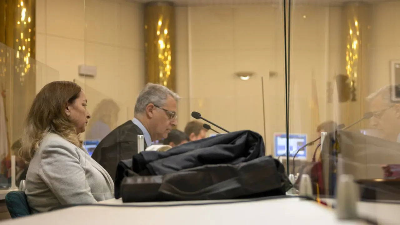 La acusada de decapitar a su pareja en Castro Urdiales, en el juicio contra ella, junto a su abogado y durante la práctica de pruebas periciales