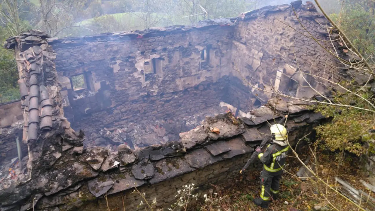 Imagen de la cabaña calcinada