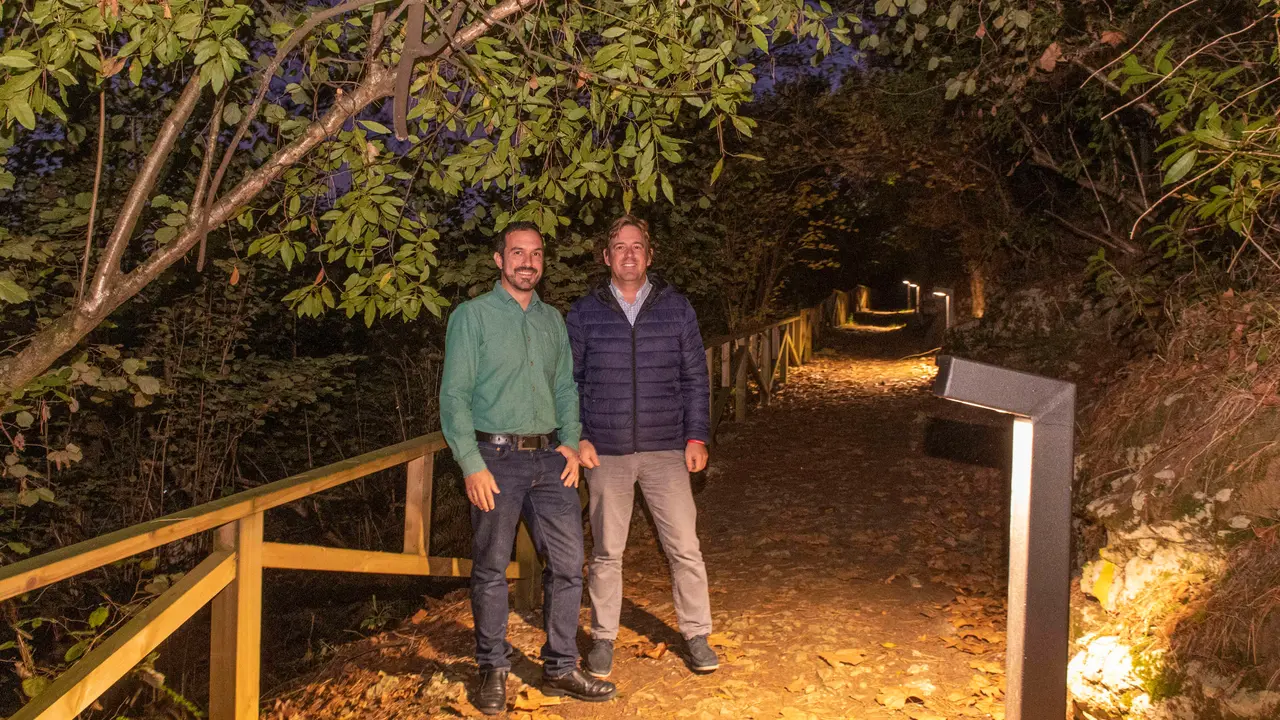 El alcalde de Reoc&iacute;n, Pablo Diestro, y el concejal de Servicios y Eficiencia Energ&eacute;tica, Manuel del Campo, en el Camino de La Conchuela