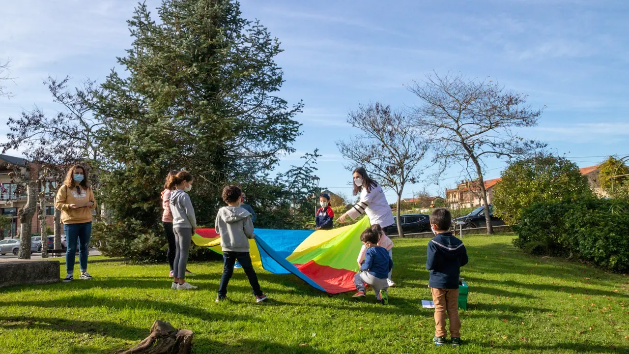 Varios ni&ntilde;os juegan