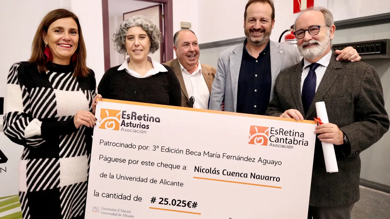 Entrega de la beca de investigaci&oacute;n 'Mar&iacute;a Fern&aacute;ndez Aguayo' al profesor de la Universidad de Alicante Nicol&aacute;s Cuenca en la gala solidaria de EsRetina