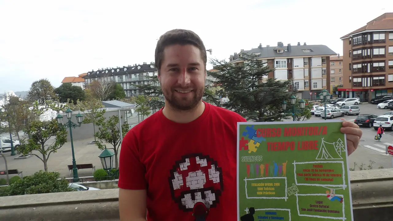 El concejal Fran Gasc&oacute;n con el cartel del curso de monitor de tiempo libre