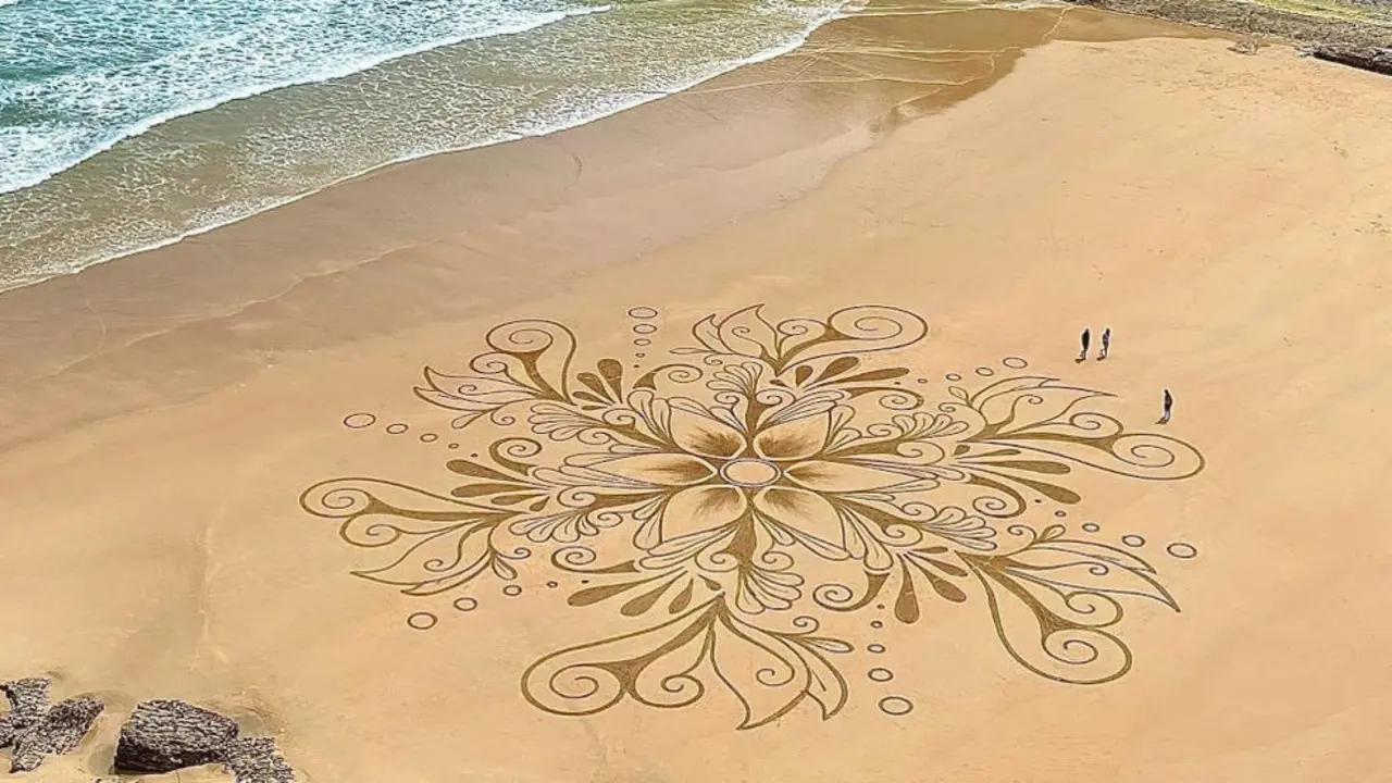 Mandala dibujado en la arena