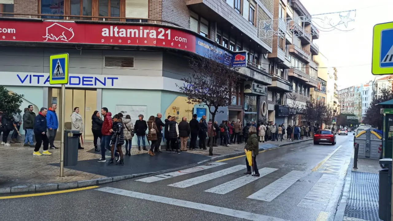Colas en Torrelavega para recoger los bonos de comercio de la nueva campaña | Fotos- edc