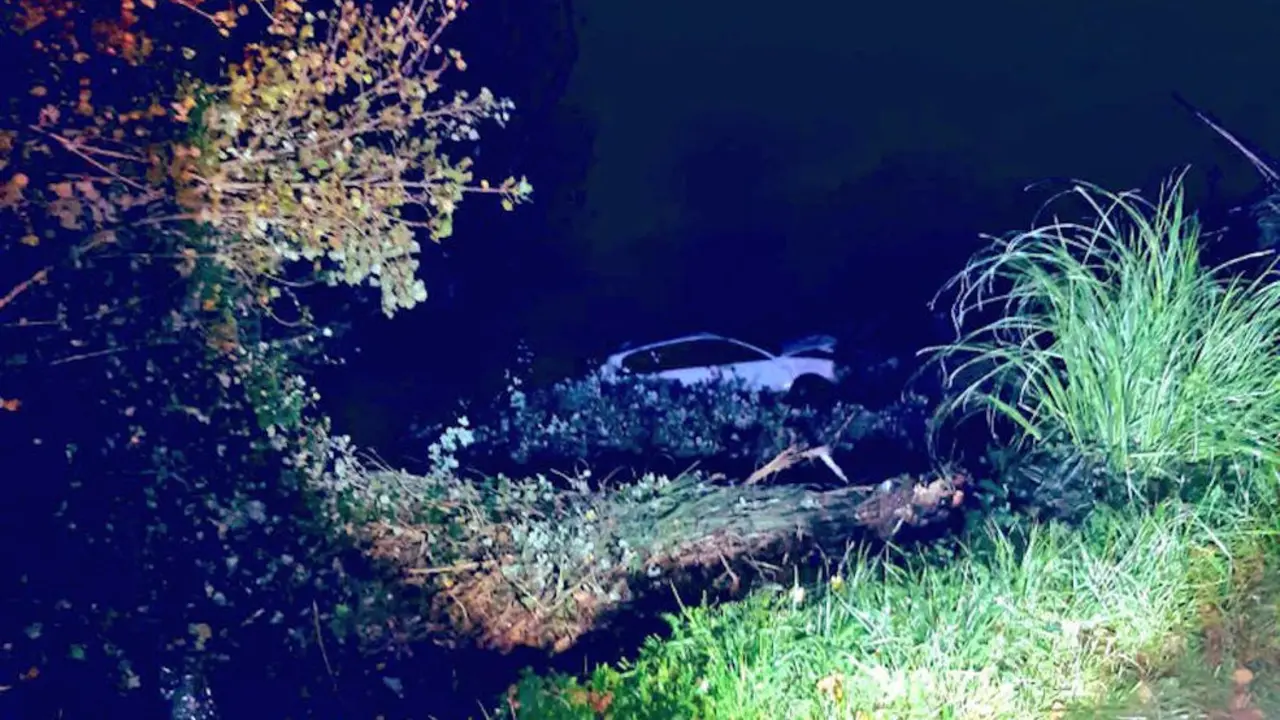 Salida de la vía del coche | Foto- Bomberos Camargo