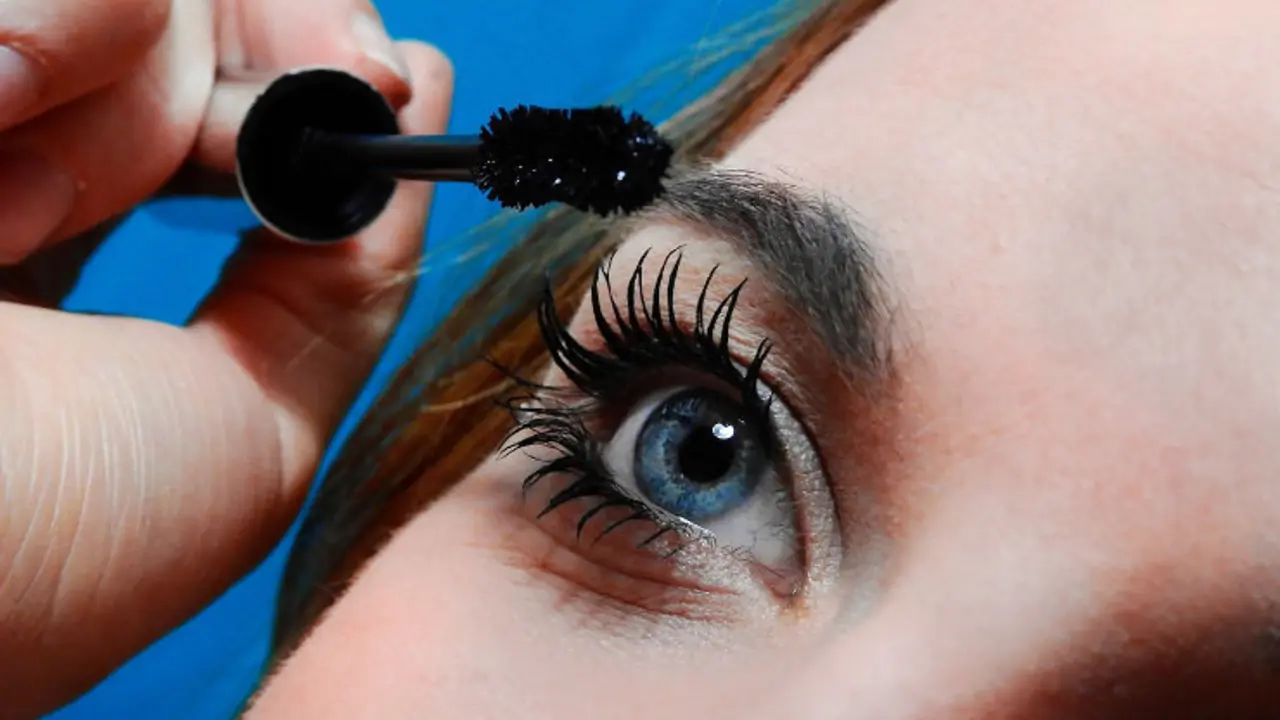 Una mujer echándose rímel Foto- Pixabay