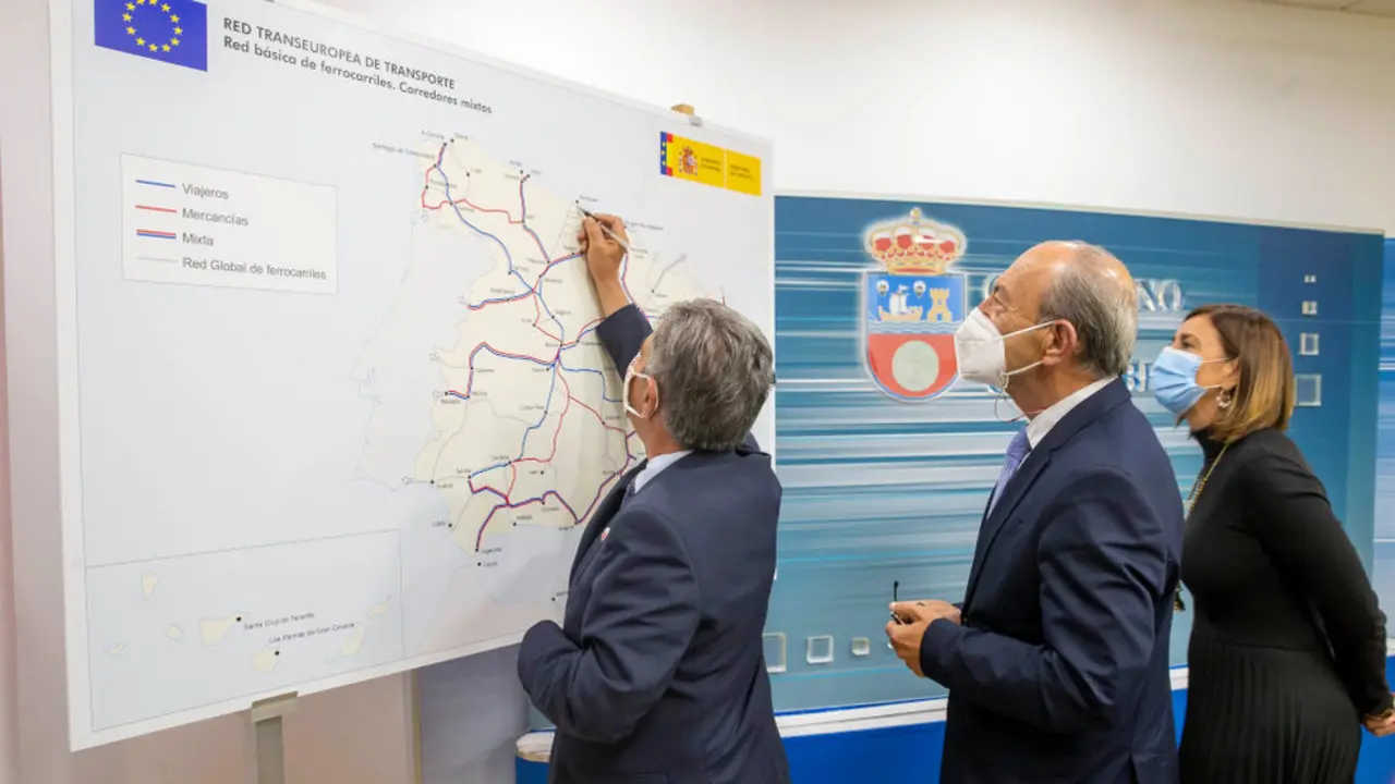El presidente de Cantabria, Miguel Ángel Revilla, muestra un mapa sobre la conexión a Bilbao