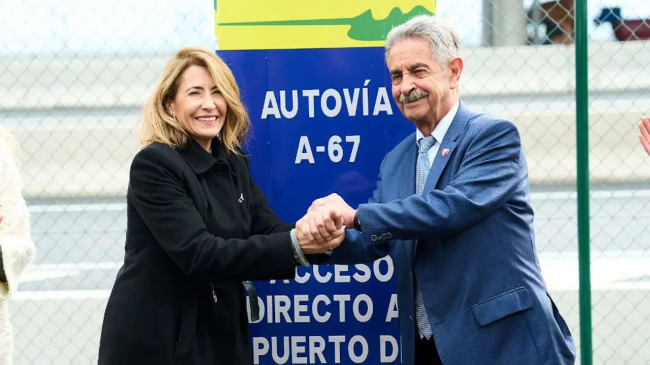 La ministra de Transportes, Movilidad y Agenda Urbana, Raquel Sánchez, y el presidente de Cantabria, Miguel Ángel Revilla, durante el acto de puesta en servicio del nuevo acceso al Puerto de Santander desde la A-67
