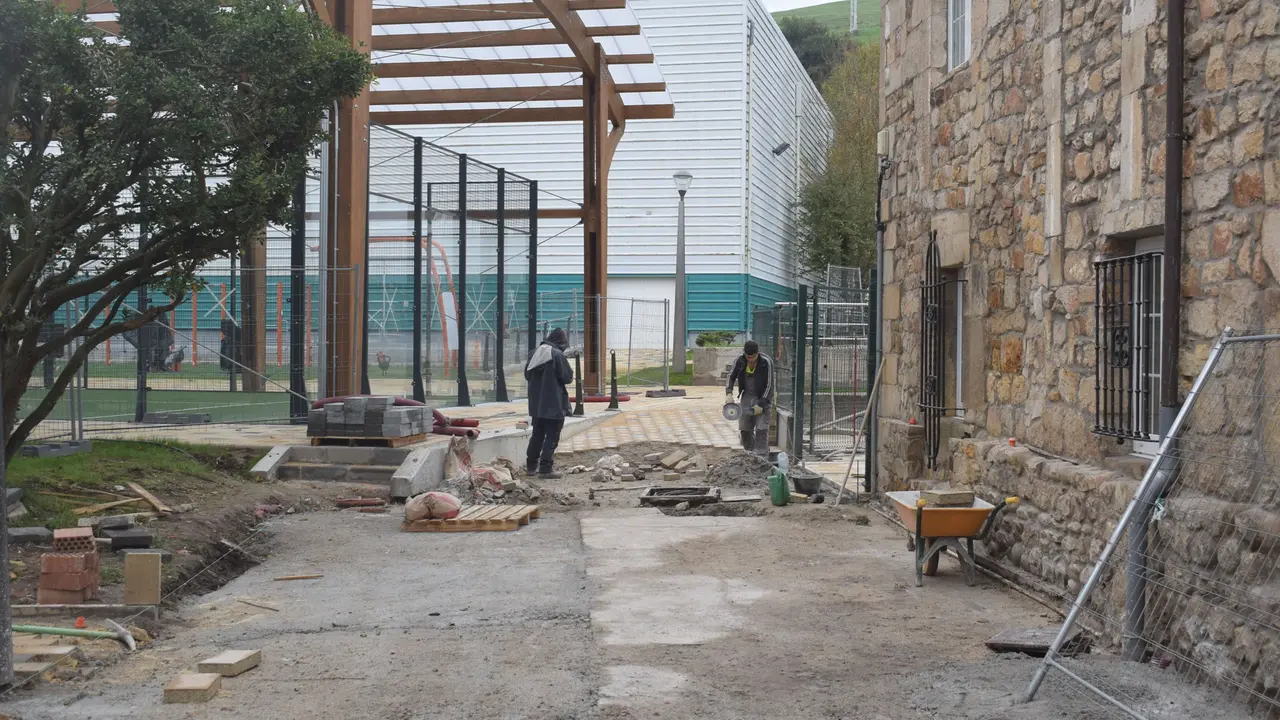 Urbanizaci&oacute;n exterior del Centro de D&iacute;a de Renedo